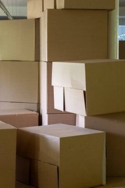 Kahverengi karton kutularla dolu bir depo.