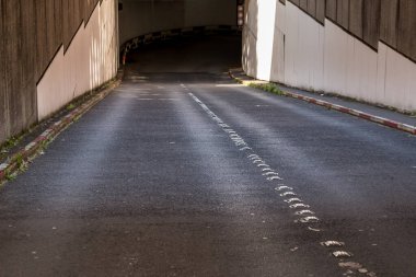 Almanya 'da bir yeraltı garajına giden yokuş aşağı