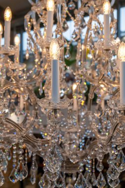 Aşağıdan manzaralı dekoratif bir avize.