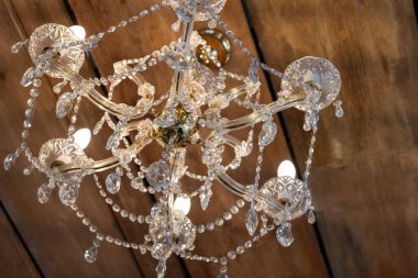 Aşağıdan manzaralı dekoratif bir avize.