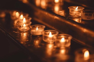 Seçici odak noktasında karanlıkta çay yakmak