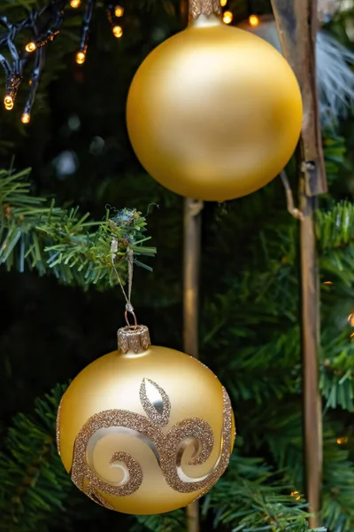 圣诞节金色的圣诞球在枞树上放着 — 图库照片