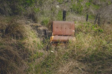 Doğada eski kahverengi kırık bir koltuk.