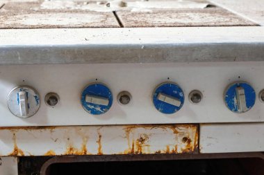 Kayıp bir yerde eski kirli bir elektrikli soba.