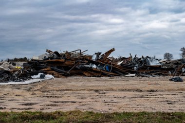 Depremden sonra çöken bir bina.