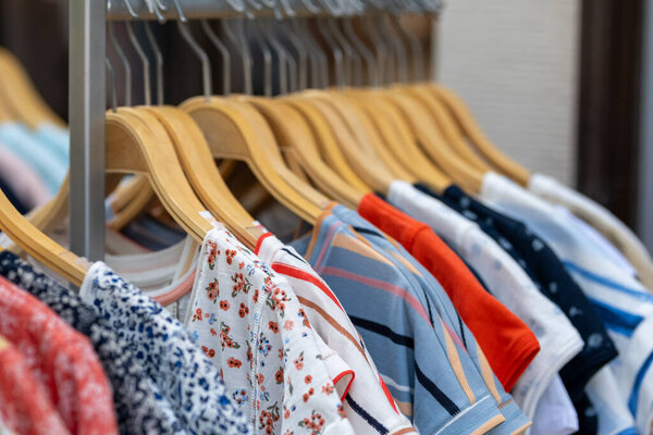 красочные платья на крючках одежды в магазине моды