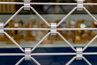 Demir bariyerli güvenli bir mağaza.