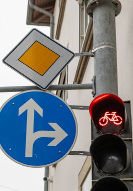 Şehirde bisiklet sembolü olan bir trafik ışığı.
