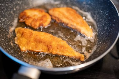 Tavada tavada kızarmış tavuk eti, yukarıdan bakıldığında...