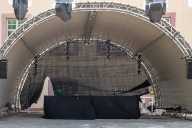 Konser öncesi boş bir müzik sahnesi