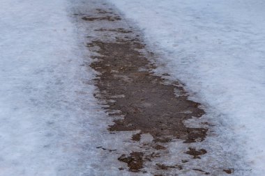 Seçici odak noktasında, kışın buzlu taş patika.
