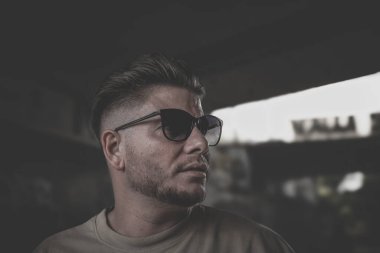 Güneş gözlüklü güzel bir adam portresi.