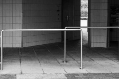 Siyah beyaz bir evin önündeki yayalar için bir korkuluk.