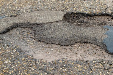 Seçici odak noktasında yoldaki bir çukur