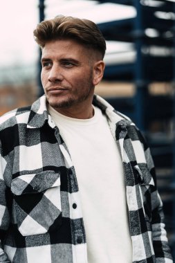 Kot gömlekli çekici bir genç adam.