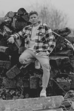 Siyahlı kot gömlekli çekici bir genç adam. Beyaz.