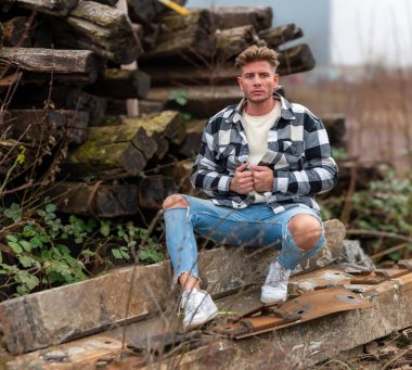 Kot gömlekli çekici bir genç adam.