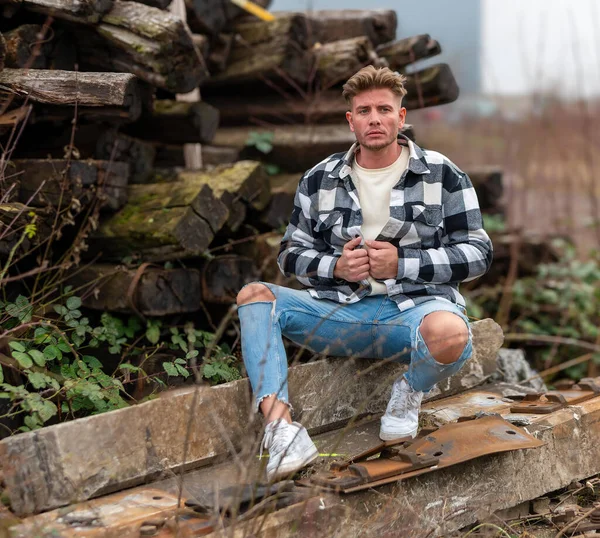 Kot gömlekli çekici bir genç adam.