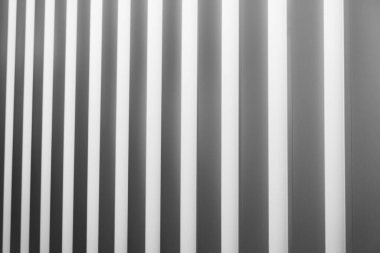 Alüminyumdan yapılmış soyut kıvrımlı bir duvar.