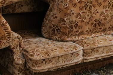 Eski kahverengi bir kanepe.