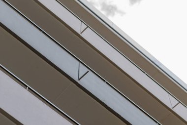 Aşağıdan soyut manzaralı bir konut binasının balkonları