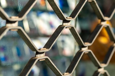 Demir bariyerli güvenli bir mağaza.