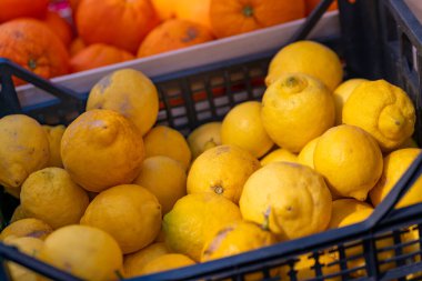 Süpermarkette limon dolu bir sandık.