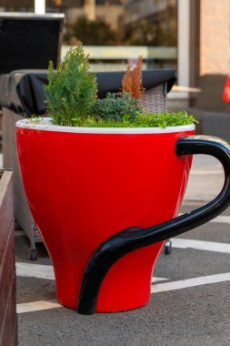 Büyük bir kırmızı kahve fincanı şehirde bir dekorasyon olarak kullanılıyor.