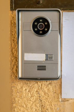 Duvarında kamera olan modern bir kapı zili.