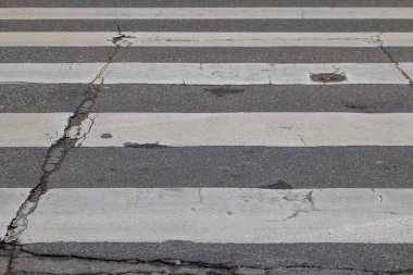 Ortasında bir delik olan kırık ve kırık bir yaya geçidi.