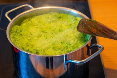 Mutfakta bir tencere ıspanak var.