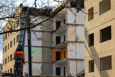 Eski bir gdr apartman bloğunun yıkımı