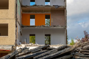 Eski bir gdr apartman bloğunun yıkımı