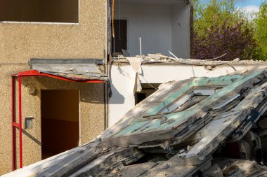 Eski bir gdr apartman bloğunun yıkımı