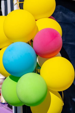 Almanya 'da bir mağazanın önündeki renkli balonlar.