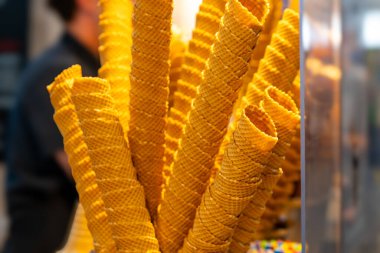 Boş dondurma külahlarını seçici odak noktasında bir satış standına istifledim.