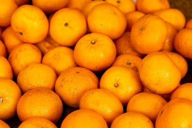 Baharda bir markette taze mandalina.