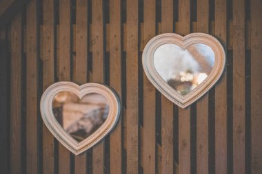 Kalp şeklinde eski kırsal küçük dekoratif aynalar.