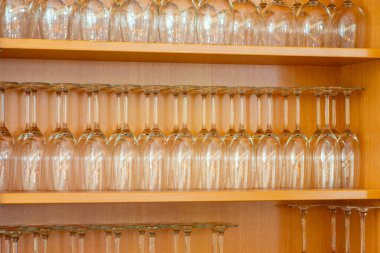 Şarap kadehleriyle dolu bir raf.