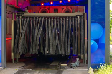 Mavi arka planı olan bir araba yıkama yeri.