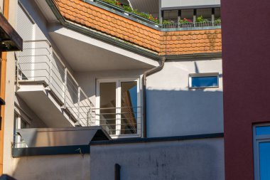 Balkonu ve penceresi olan bir bina.