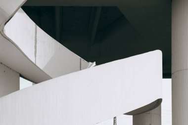 Sarmal merdivenli beyaz bir bina.