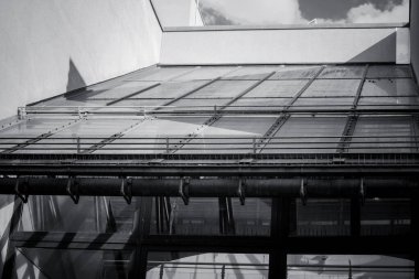 Yan tarafında büyük cam bir pencere olan bir bina.