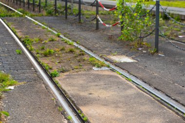 Çitleri ve tel örgüleri olan bir tren yolu.