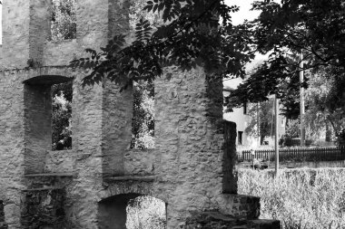 Arkasında ağaç olan bir binanın siyah beyaz fotoğrafı.