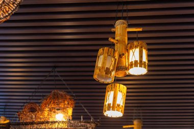 Seçici odak noktasında tavandan sarkan üç lamba