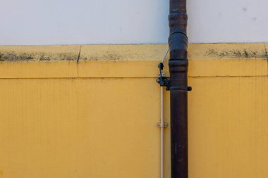 Boru duvara bağlanmış.