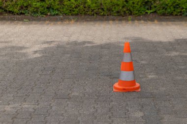 Trafik konisi caddede yerde.