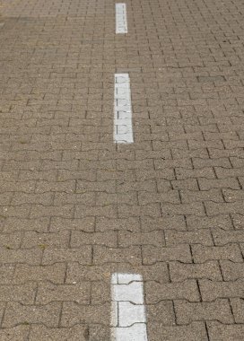 Ortada beyaz bir çizgi olan bir yol.