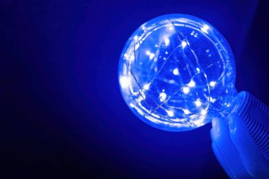 Mavi ışıklı mavi bir ampul.